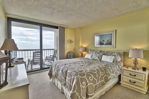 Ένα ή περισσότερα κρεβάτια σε δωμάτιο στο Oceanfront Waterpointe 1 Unit 603 3bed 2bath Sleeps 6 Balcony Pools