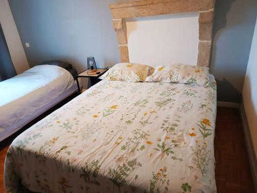 a bedroom with a bed with a floral bedspread at La French Pause - Tarifs dégressifs - Idéal PROS in Champniers-et-Reilhac
