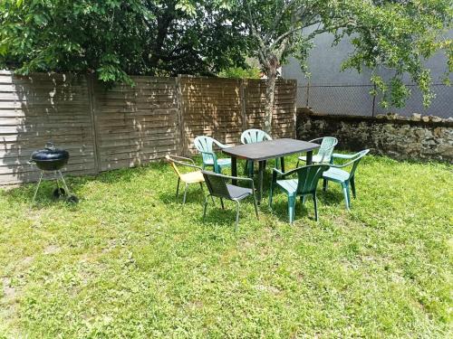 a table and chairs and a grill in a yard at La French Pause - Tarifs dégressifs - Idéal PROS in Champniers-et-Reilhac
