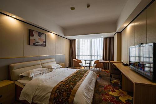 Postel nebo postele na pokoji v ubytování Wuhan Newport International Hotel