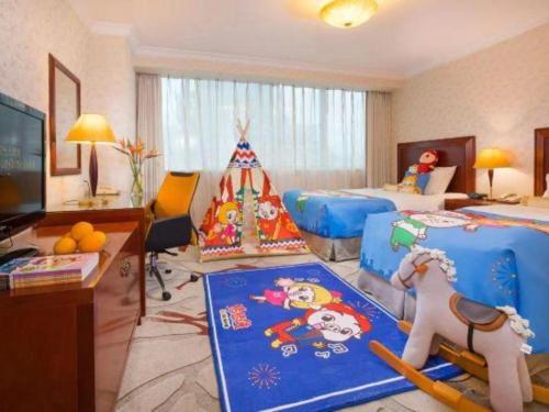 a room with two beds and a room with a room with a room at Jiaxing Sunshine Hotel in Jiaxing