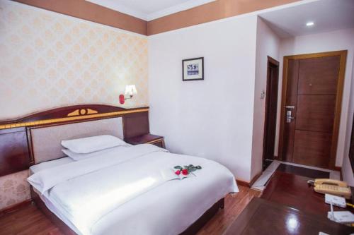 Postel nebo postele na pokoji v ubytování Jintone Hotel Beiliu Yongan Branch