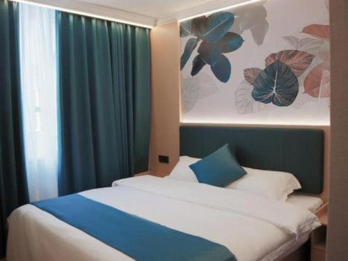 Postel nebo postele na pokoji v ubytování Jintone Hotel Beiliu Yongan Branch