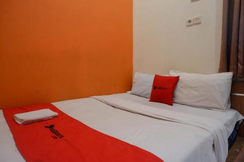 Postel nebo postele na pokoji v ubytování RedDoorz near Majapahit Semarang 2
