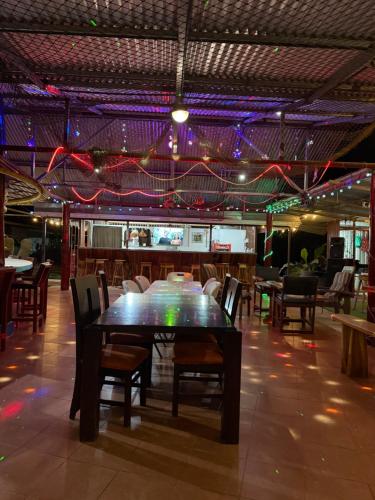 Un restaurante u otro lugar para comer en Hospedaje Estrella Del Golf, Playa, Puerto Jimenez