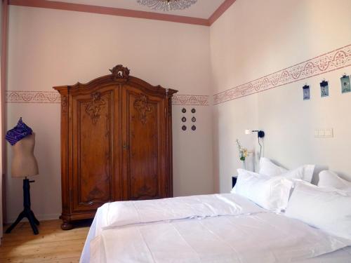 1 dormitorio con 1 cama y armario de madera en Villa zur Erholung Bed & Breakfast en Bad Breisig