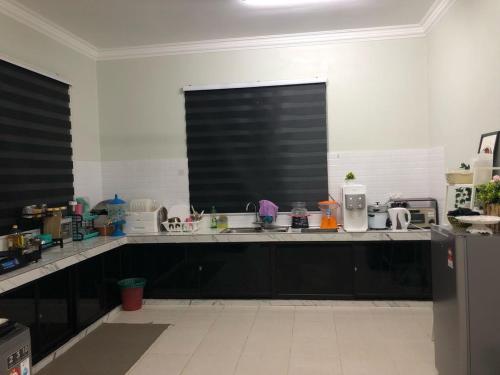 Η κουζίνα ή μικρή κουζίνα στο Homestay Tanah Merah D'Domis Homestay Cek Su