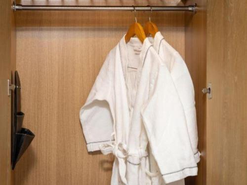 a group of white towels hanging on a door at Yitel Shenyang Sanhao Street Shengjing Hospital in Shenyang