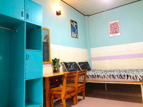 une chambre avec un lit et un bureau avec un bureau sidx sidx sidx dans l'établissement Green Leaf House - Homestay in Da Lat, à Đà Lạt