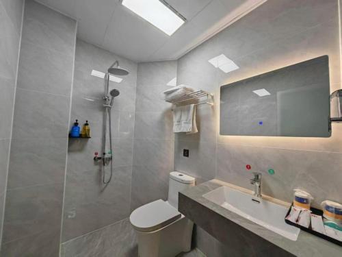 een badkamer met toilet, wastafel en douche bij PAI Hotel Huayin Huashan Mountain Scenic Spot Ancient Street in Huayin