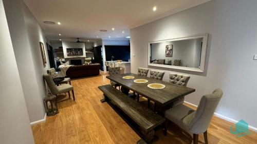 Un lugar para sentarse en Lake Breeze - lakeside, bushland escape, with plunge pool