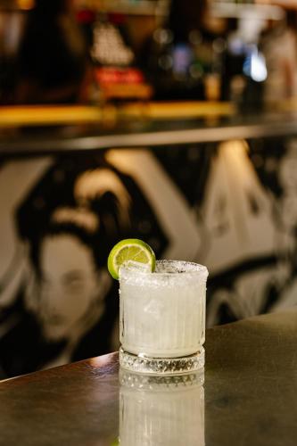 una bebida con limón sobre una mesa en Bar Broadway, en Sídney