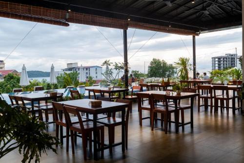 Un restaurante u otro lugar para comer en Onederz Sihanoukville - 10 mins walk from the Tourism Pier
