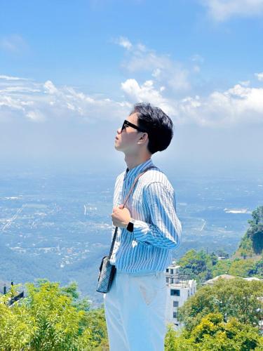 a man standing on top of a hill with a view at Villa Đường Mây 2 in Tam Ðảo