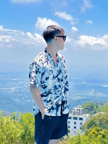 a young man standing on top of a mountain at Villa Đường Mây 2 in Tam Ðảo