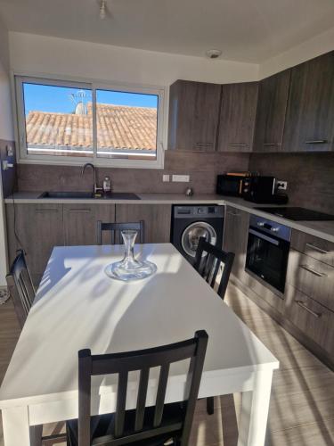 - une cuisine avec une table et un verre de vin dans l'établissement Maison caroline 1, à La Celle-sous-Gouzon