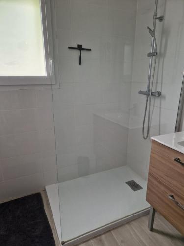 La salle de bains est pourvue d'une douche avec une croix sur le mur. dans l'établissement Maison caroline 1, à La Celle-sous-Gouzon
