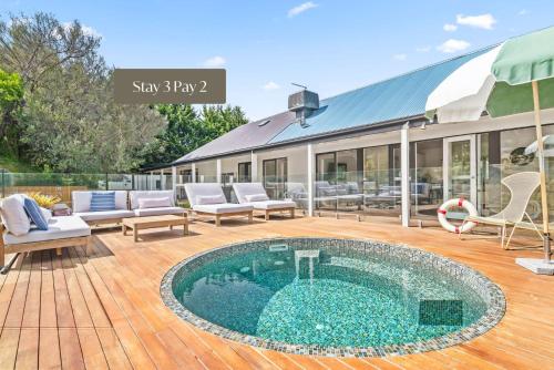Πισίνα στο ή κοντά στο Highbury's Peaceful Retreat with gas heated plunge pool