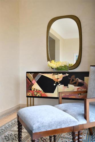 a living room with a mirror and a table at Kempinski Hotel Ishtar Dead Sea in Sowayma