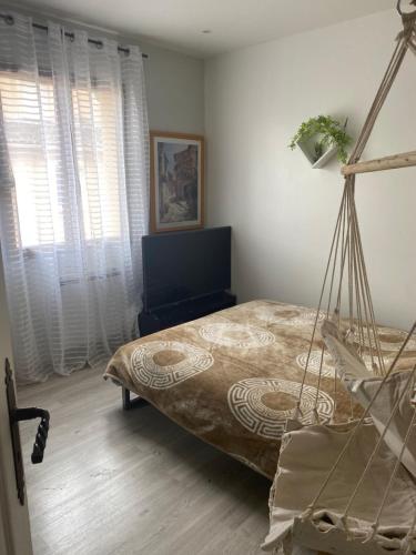 - une chambre avec une balançoire et une fenêtre dans l'établissement Villa, à Eyguières