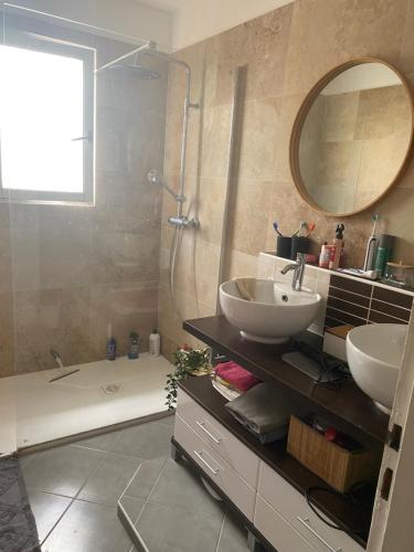 La salle de bains est pourvue de 2 lavabos, d'une douche et d'une baignoire. dans l'établissement Villa, à Eyguières