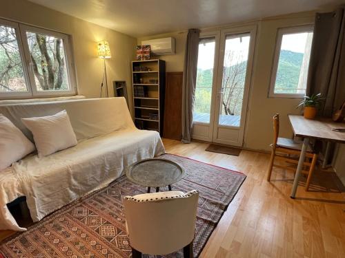 Studio provençal avec terrasse et vue