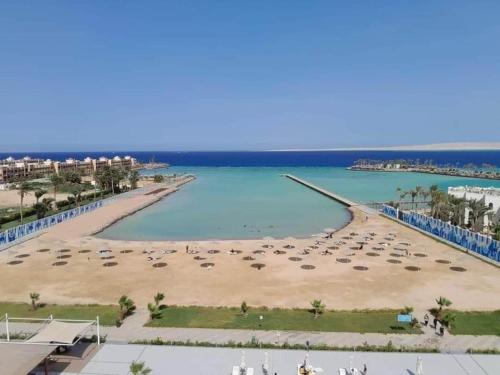 ハルガダにあるluxury apartment with sea viewのビーチの景色を望む客室で、パラソルが備わります。