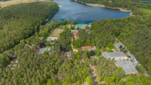 an aerial view of a house next to a lake at KiEZ Am Braunsteich Weißwasser in Braunsteich