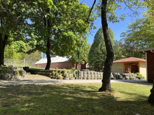 a park with trees and a fence and a building at KiEZ Am Braunsteich Weißwasser in Braunsteich