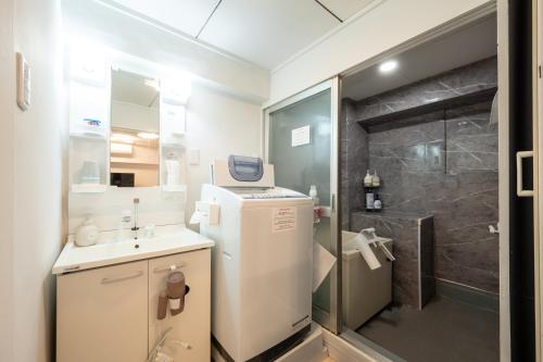 久留米市にあるGoodStay205の小さなバスルーム(シンク、シャワー付)