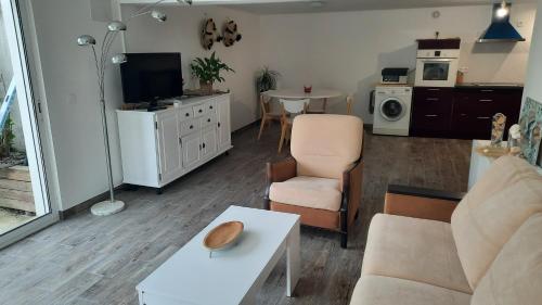 un salon avec un canapé et une table dans l'établissement Apparemment avec JARDIN idéalement située, à Mouguerre
