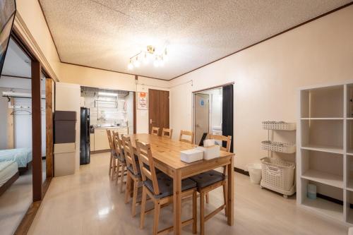Una cocina o cocineta en くるみん-Kurumin501-