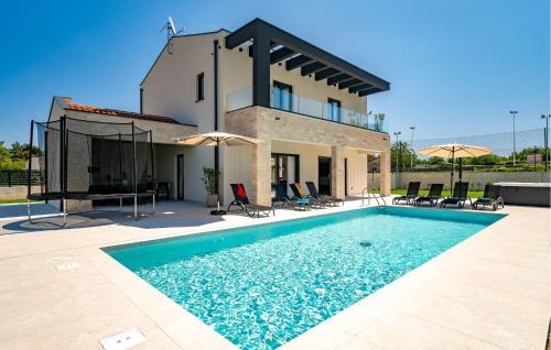 une villa avec piscine devant une maison dans l'établissement 3 Bedroom Cozy Home In Nedescina, à Nedeščina