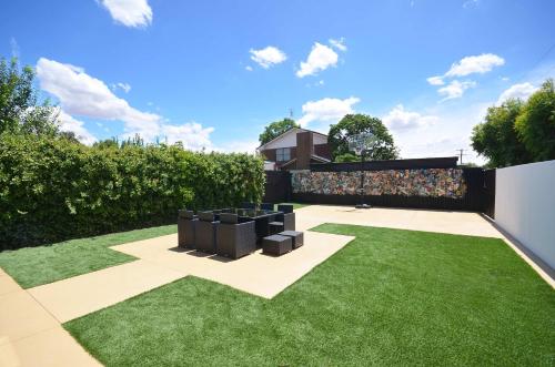 a garden with green grass and a fence at No.40 Echuca - Echuca Holiday Homes in Echuca
