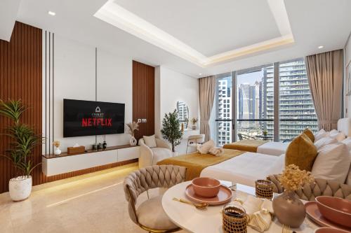 טלויזיה ו/או מרכז בידור ב-Chalet Homes - LUX New Studio With 2 Double Beds in Downtown Dubai