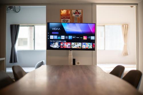TV a/nebo společenská místnost v ubytování GoodStay301