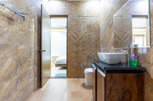 Ένα μπάνιο στο A radiant villa on Ganges with modern amenities