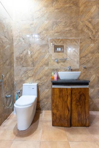 Ένα μπάνιο στο A radiant villa on Ganges with modern amenities