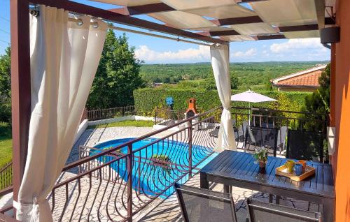 Un balcón con vista a una piscina. en 2 Bedroom Awesome Home In Porec, en Poreč