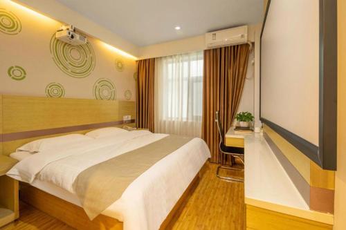 Ένα ή περισσότερα κρεβάτια σε δωμάτιο στο GreenTree Inn High-tech Zone Shandong University Bathing Beach Hotel