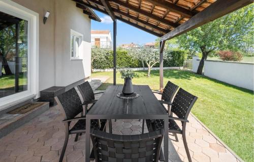 Patio alebo iná vonkajšia časť ubytovania Holiday Home Valbandon 11