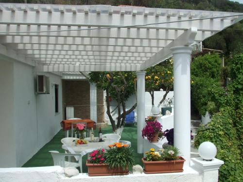 Zahrada ubytování Agathi Beach House (Black Rocks)