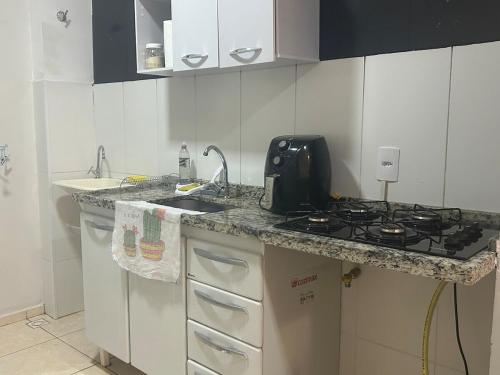 Una encimera de cocina con un fregadero y una estufa. en Apartamento Lirio Confort, en Franca