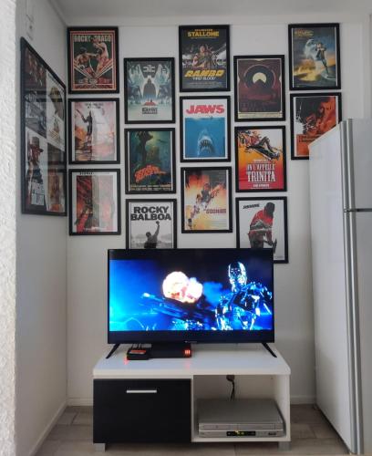 un téléviseur à écran plat posé sur un meuble TV devant un mur dans l'établissement Clap de Soleil Studio Vue Mer, Clim, Fibre, Idéal 2 Pers, à La Ciotat