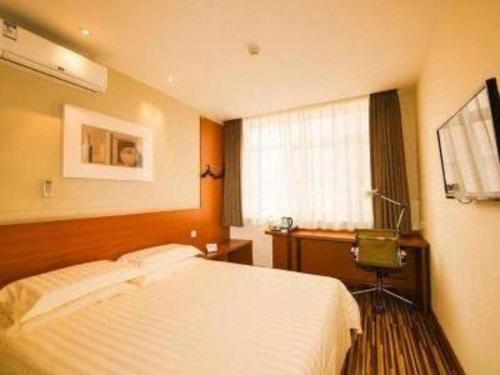 a hotel room with a bed and a window at Jinjiang Inn Style Shenyang The Palace Huaiyuan Gate in Shenyang