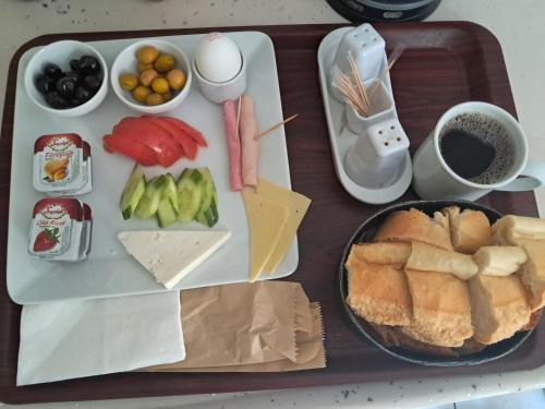 フェティエにあるRoyalis Boutique Suitesのチーズ野菜のトレイ