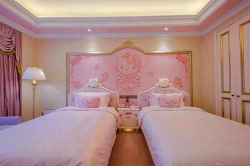 two beds in a room with pink walls at Yin Run Jin Jiang Castle Hotel in Huzhou