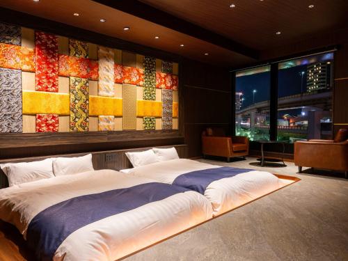 Postel nebo postele na pokoji v ubytování Kobe Port Tower Hotel