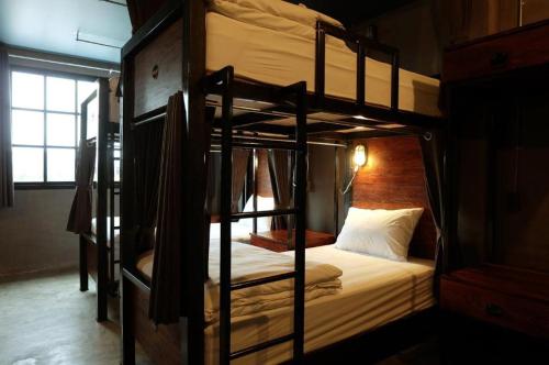 a bedroom with two bunk beds in a room at Rider bedroom hostel & cafe in Hua Hin