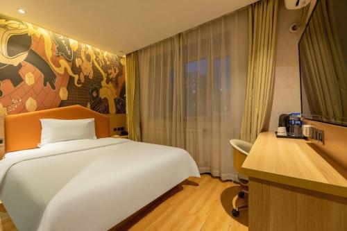 Ένα ή περισσότερα κρεβάτια σε δωμάτιο στο IU Hotel Tianjin Xiqing Zhong Bei Zhen Branch